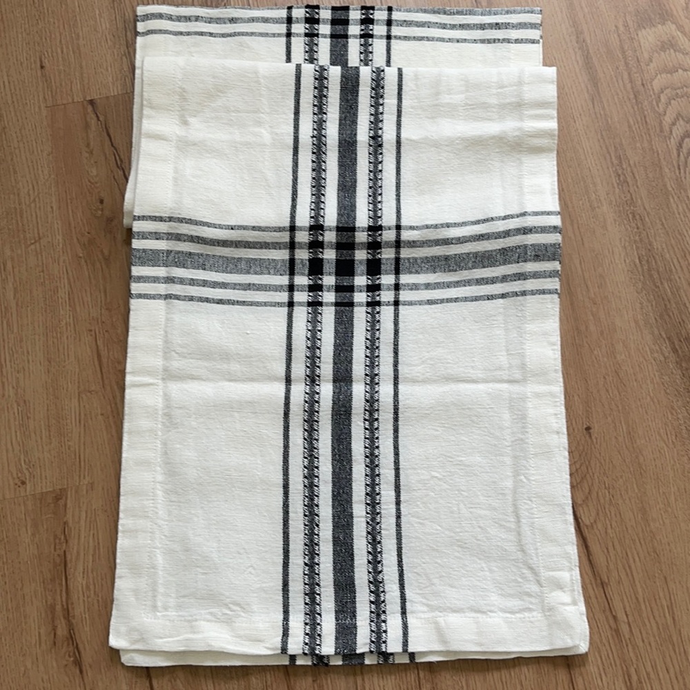 Discontinued Hearth & Hand Table Runner ~